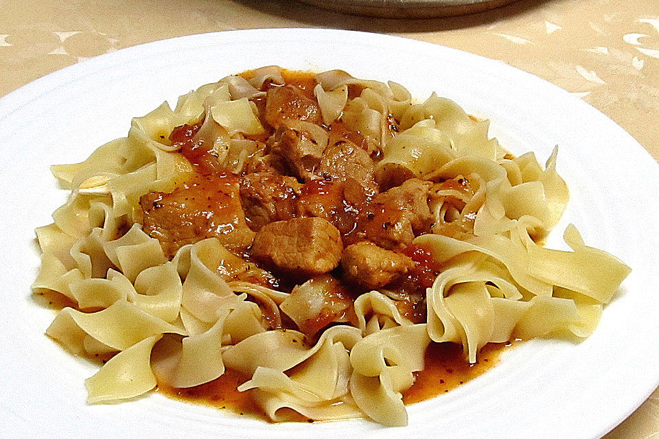 Sardisches Gulasch mit Brotwürfeln