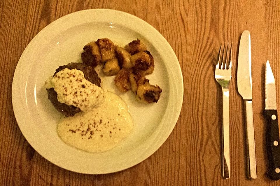 Nubisches Lamm mit Schafskäse-Soße und kandierten Bananen