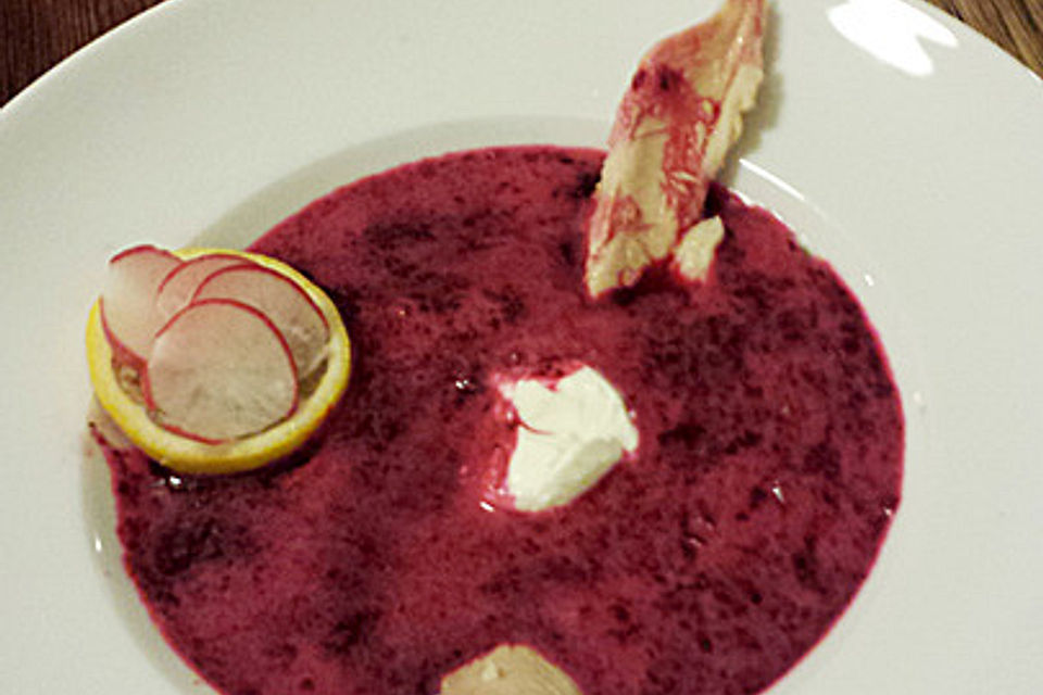 Kalte Rote-Bete-Suppe mit geräucherter Forelle (ohne Kochen)