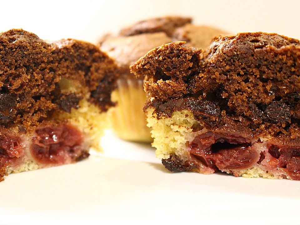 Schoko-Vanille-Muffins mit Kirschen von caro_313| Chefkoch