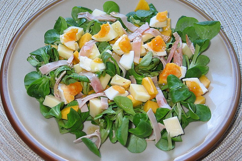 Fruchtiger Feldsalat mit Mango und Schinken