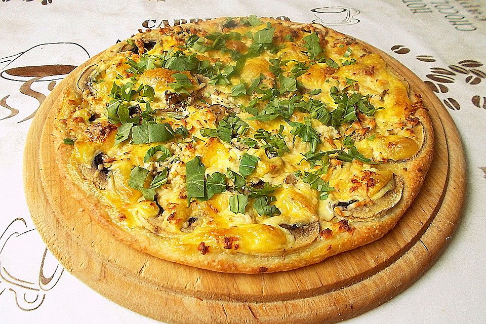 Dünne Pizza auf Haferflockenbasis mit Champignons und Hollandaise