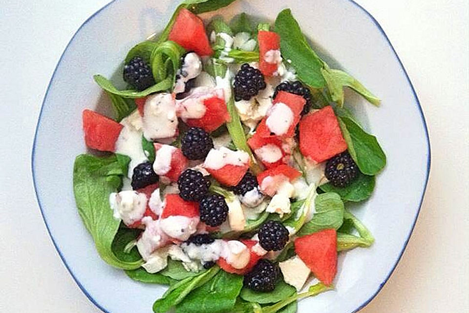 Feldsalat mit Melone und Brombeeren