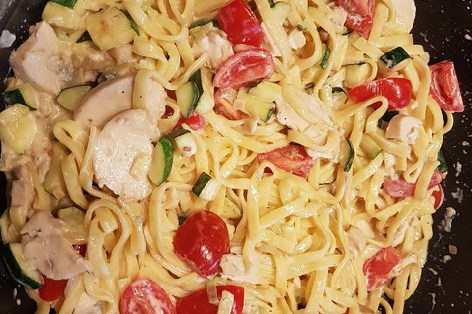 Tagliatelle mit Hähnchenbrustfilet und Tomaten in Gorgonzola-Sahne-Sauce