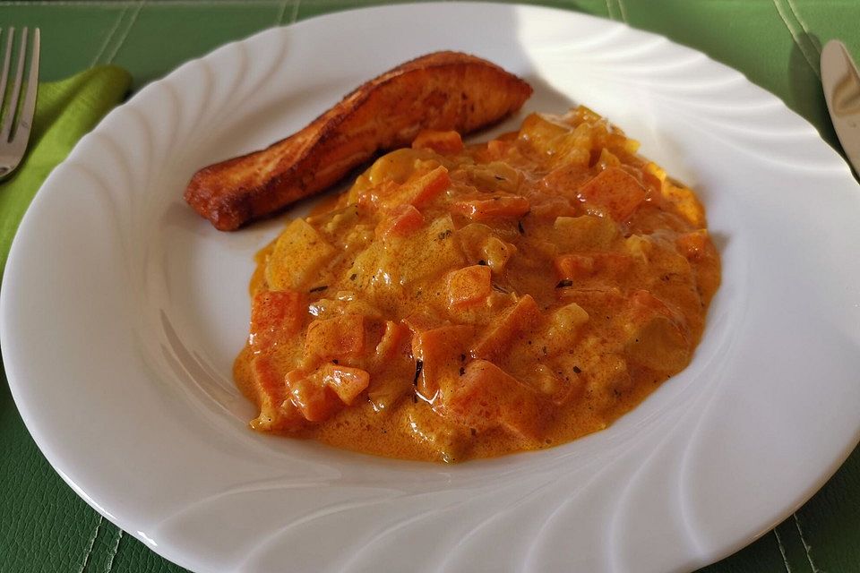 Lachsfilet, gebraten auf Zucchini-Paprika-Cremesoße