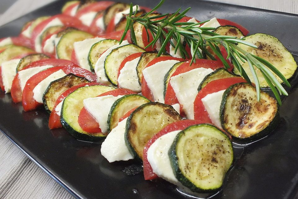 Salat mit Tomate, Mozzarella und gebratener Zucchini