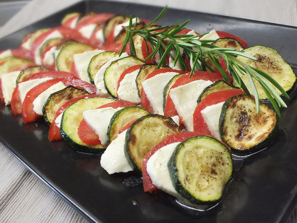 Salat mit Tomate, Mozzarella und gebratener Zucchini von patty89| Chefkoch