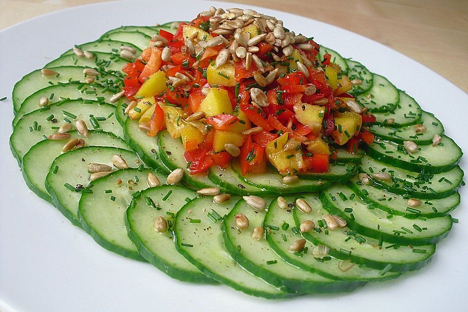 Gurken-Carpaccio mit Paprika-Pfirsich-Tartar