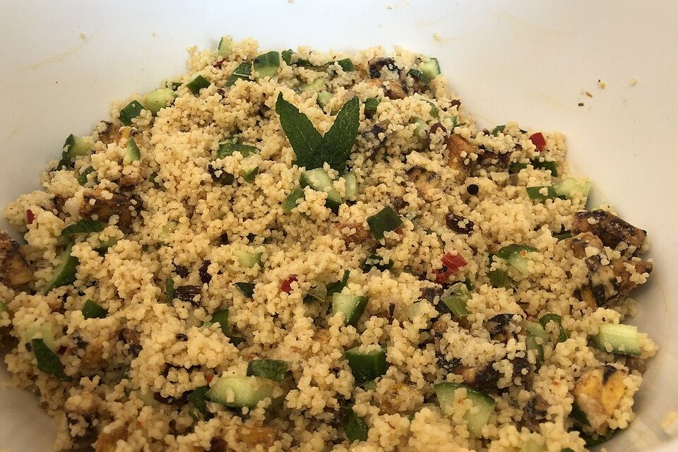 Couscous-Salat mit frittierten Kochbananen