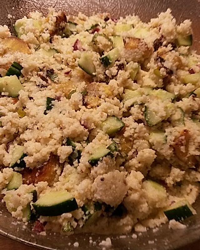 Couscous-Salat mit frittierten Kochbananen