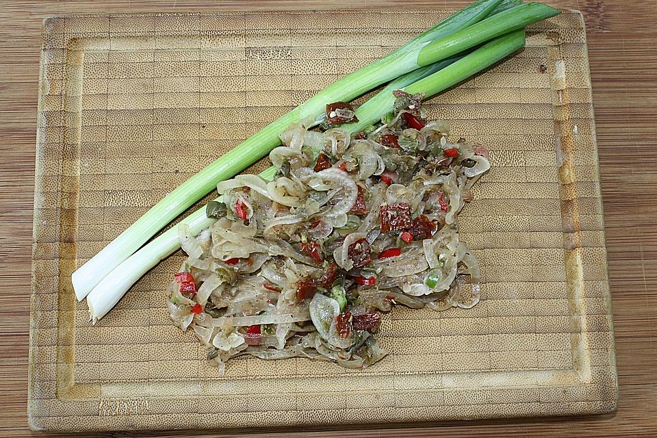 Zwiebelsalat mit Kapern