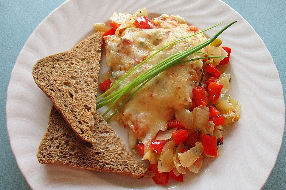 Überbackene Gorgonzola-Hähnchenschnitzel-Röllchen mit Paprikagemüse