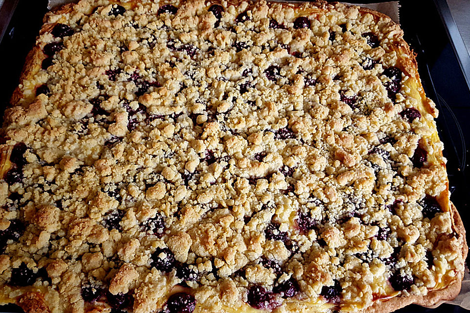 Gefüllter Streuselkuchen mit Sauerkirschen