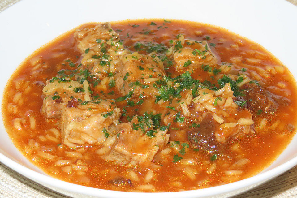 Rindfleischsuppe mit Reis und Tomatenmark