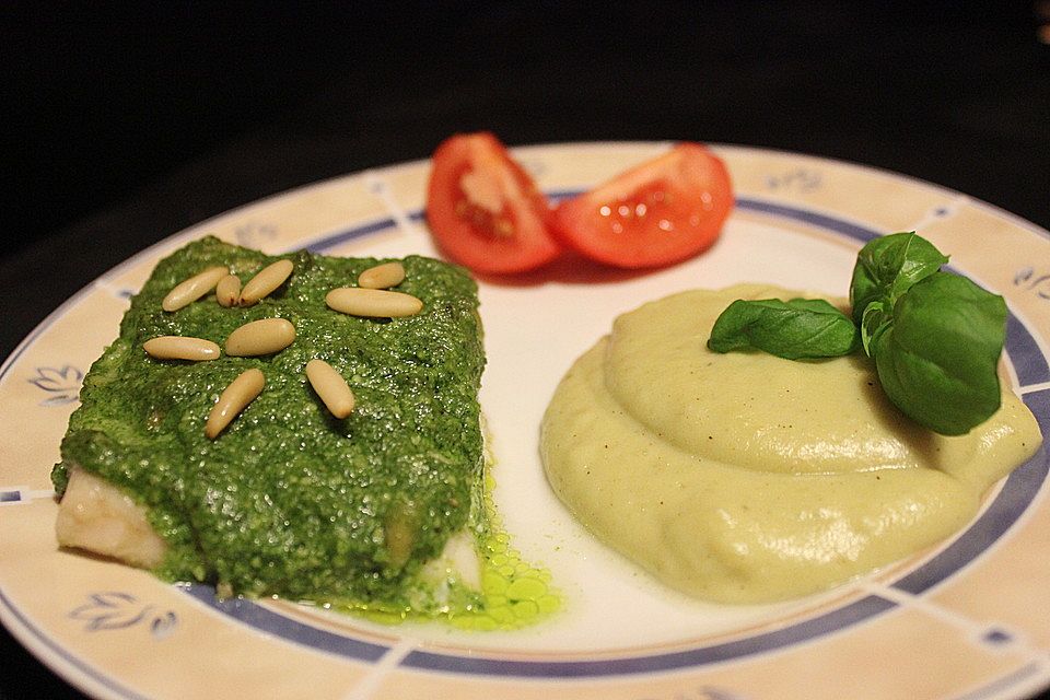 Fischfilet mit grünem Pesto und Kartoffel-Avocado-Püree