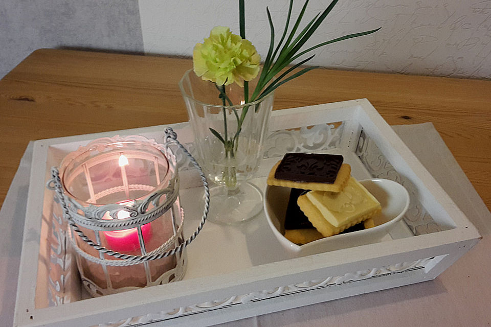 Butterplätzchen mit Schokoladen-Ornamenten Schwarz-Weiß