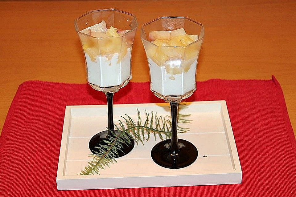 Dreifruchtkompott mit Kokosquarkcreme