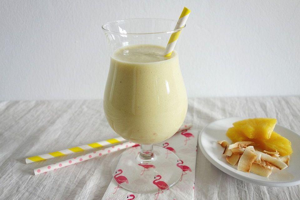 Smoothie mit Kokosmilch, Ananas und Banane