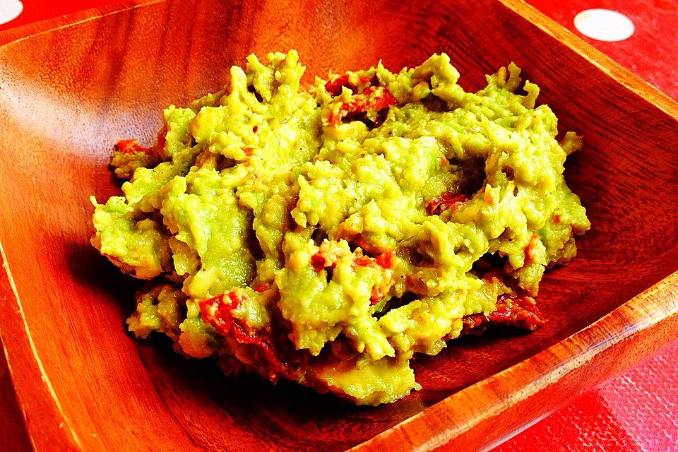 Avocado-Dip mit getrockneten Tomaten