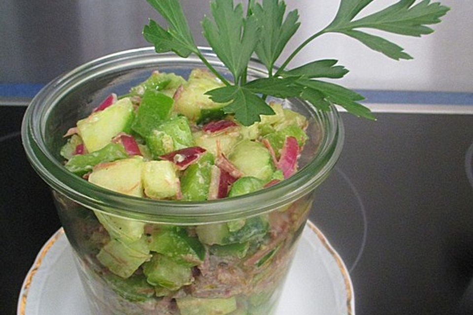 Rindfleischsalat mit Paprika, Salatgurke und Chili-Brunch