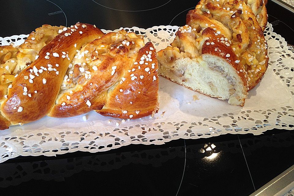 Marzipan-Apfel-Striezel mit Pinienkernen