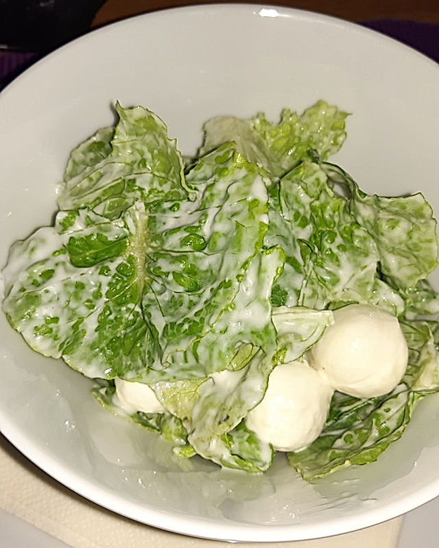 Grüner Salat mit Sahnesauce