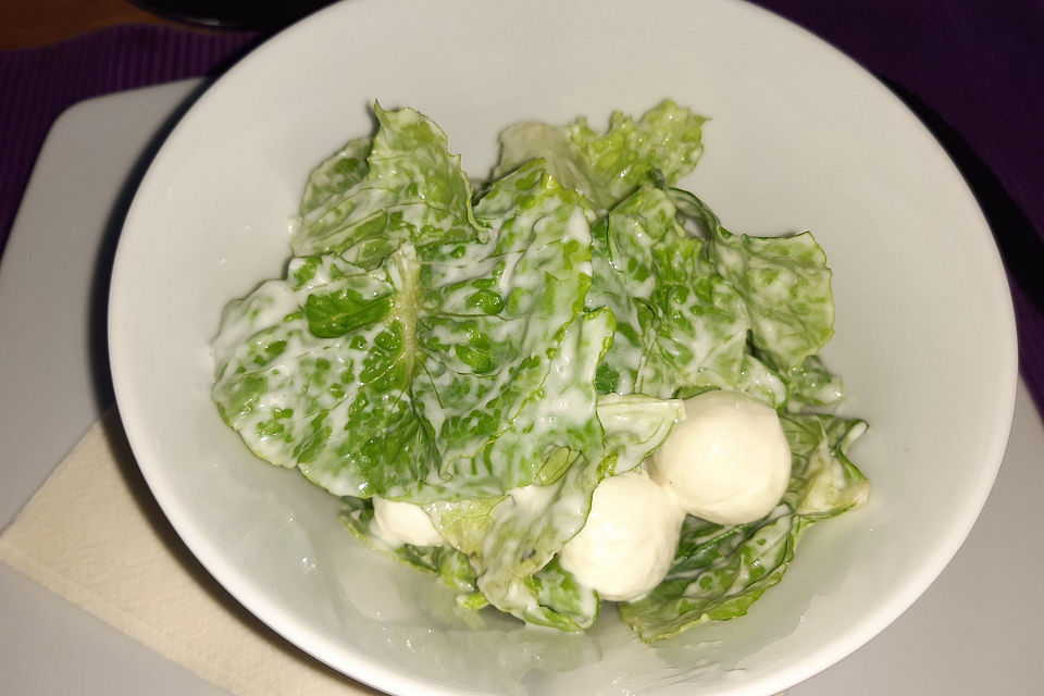 Grüner Salat mit Sahnesauce