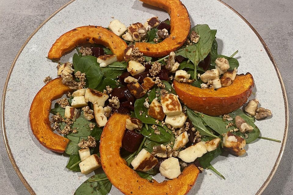 Spinatsalat mit Halloumi, Kürbis und roter Bete