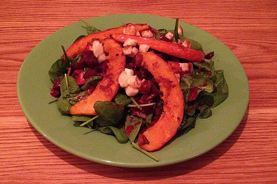 Spinatsalat mit Halloumi, Kürbis und roter Bete