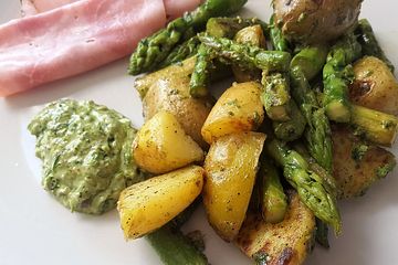Grüner Spargel und neue Kartoffeln mit Bärlauch - Pesto