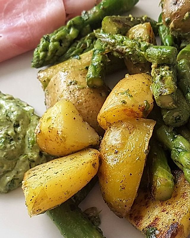 Grüner Spargel und neue Kartoffeln mit Bärlauch - Pesto