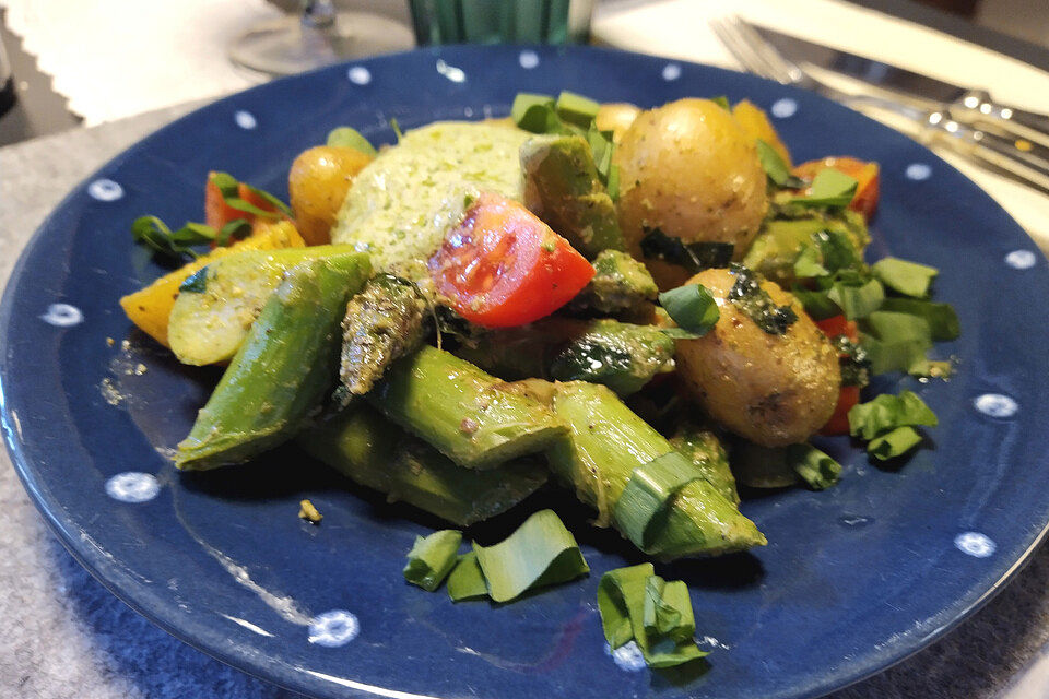 Grüner Spargel und neue Kartoffeln mit Bärlauch - Pesto