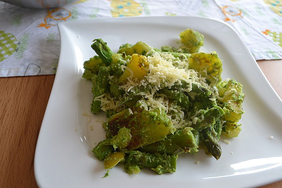 Grüner Spargel und neue Kartoffeln mit Bärlauch - Pesto