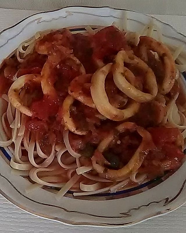 Spaghetti Puttanesca mit Tintenfischringen