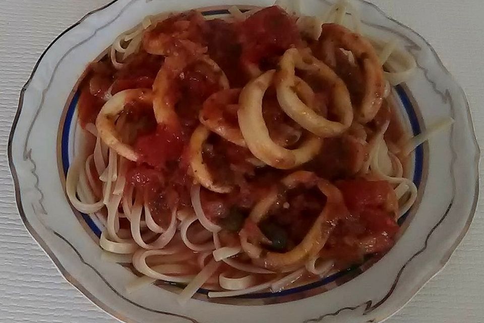 Spaghetti Puttanesca mit Tintenfischringen