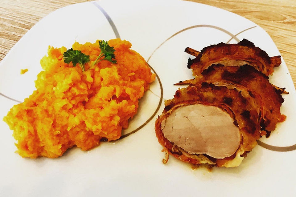 Schweinefilet in Bacon gerollt, umhüllt mit einer Zwiebel-Senf-Honig-Kruste