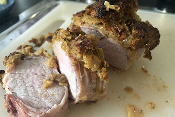 Schweinefilet in Bacon gerollt, umhüllt mit einer Zwiebel-Senf-Honig-Kruste