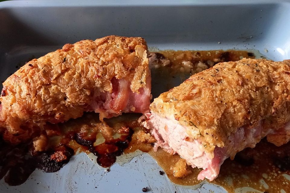 Schweinefilet in Bacon gerollt, umhüllt mit einer Zwiebel-Senf-Honig-Kruste