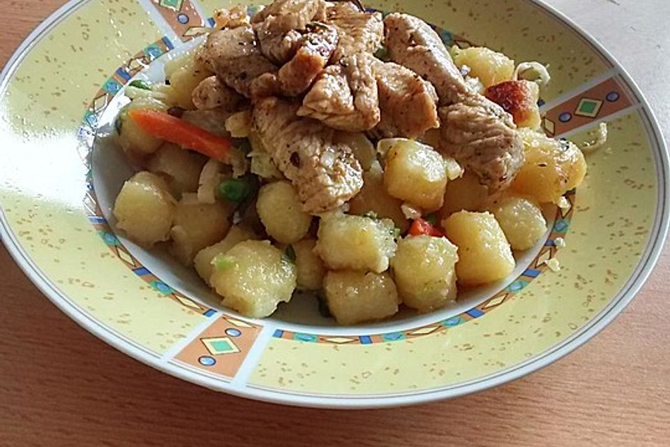 Gnocchi-Gemüse-Pfanne mit Putenbrust