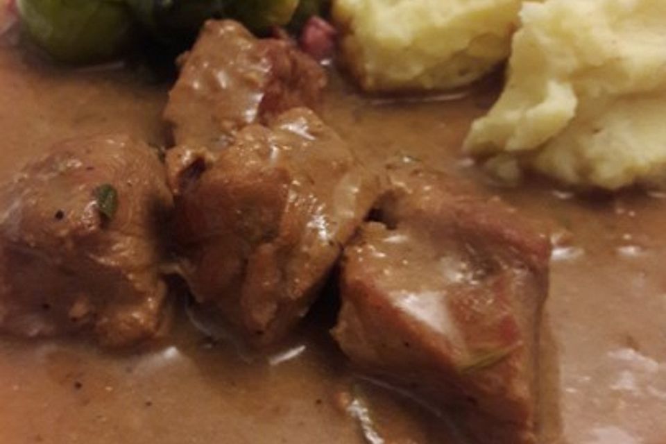 Schweinsvoressen mit Steinpilzen und Bier-Senf-Sauce