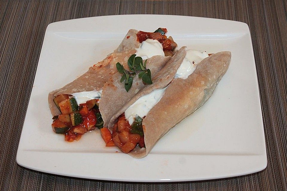 Wraps mit Mangold-Zucchini-Tomatenfülle und Kräuter-Knoblauch-Creme