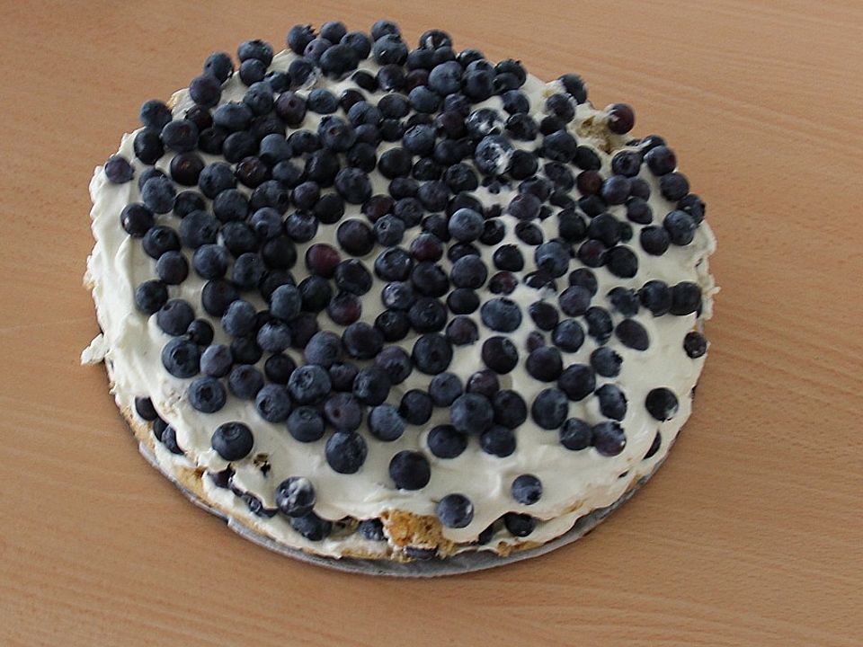 Zweistöckige Heidelbeer-Skyr-Torte von Ambizgi | Chefkoch