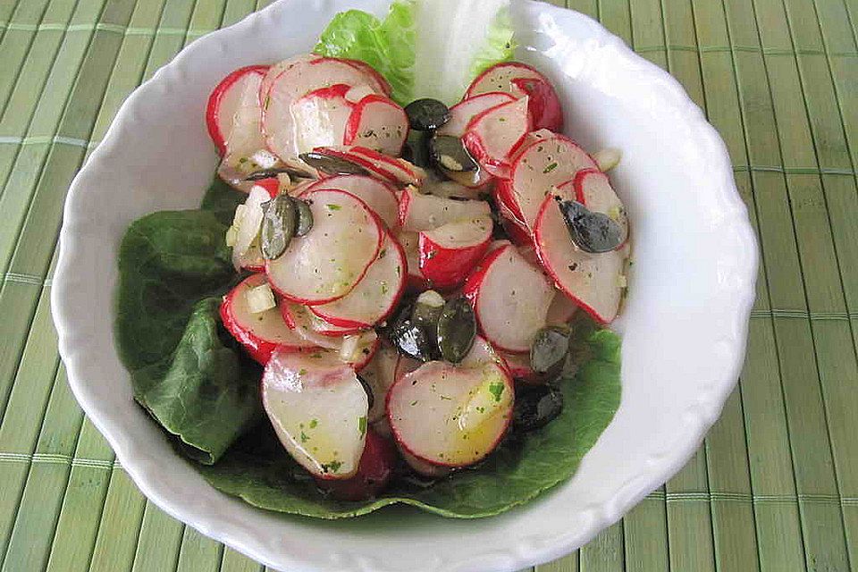 Radieschensalat mit Kürbiskernen in Senf-Honig-Dressing