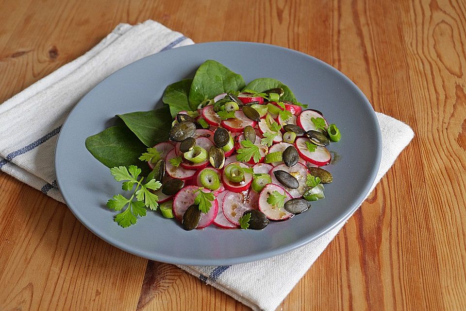 Radieschensalat mit Kürbiskernen in Senf-Honig-Dressing