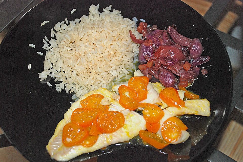 Orangenschellfisch auf roten Zwiebeln Orangenschellfisch auf roten Zwiebeln