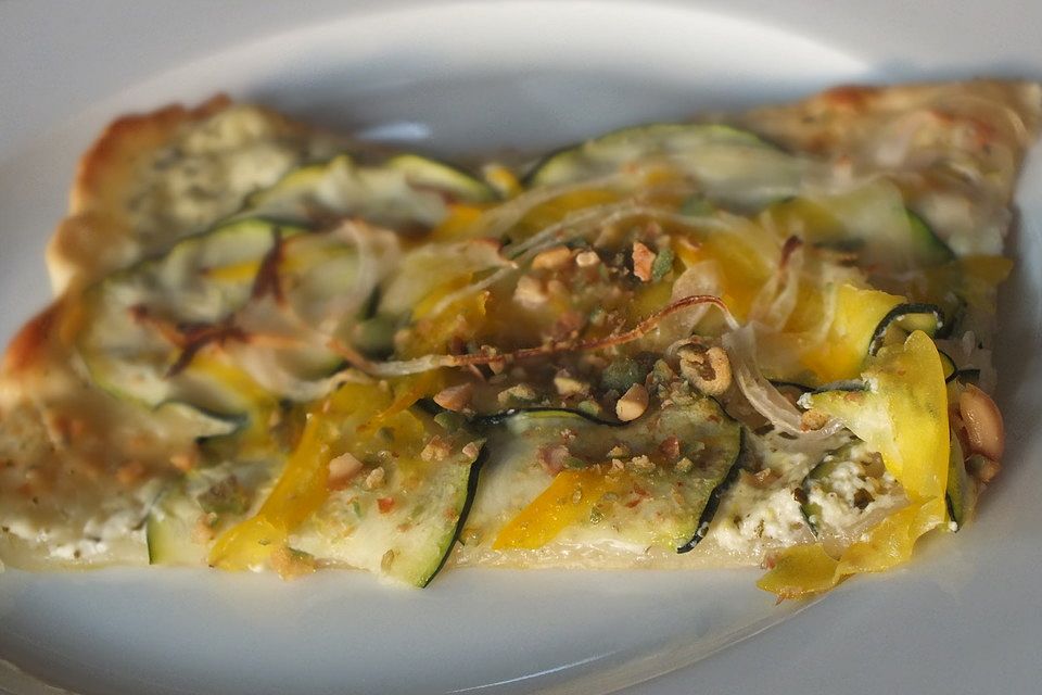 Flammkuchen mit roten Zwiebeln und Zucchini