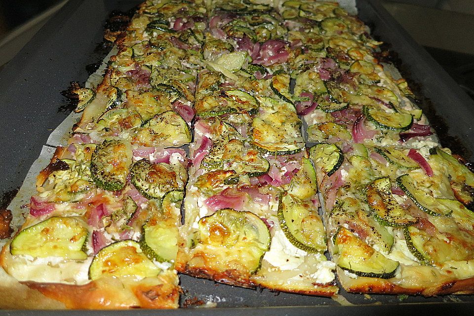 Flammkuchen mit roten Zwiebeln und Zucchini