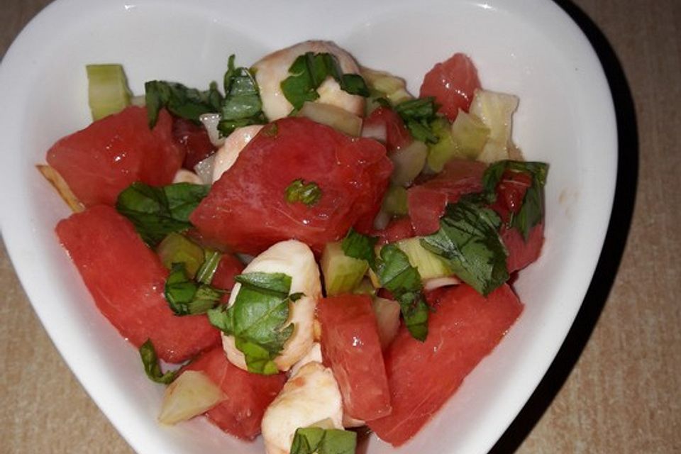 Melonensalat mit Mozzarella und Staudensellerie