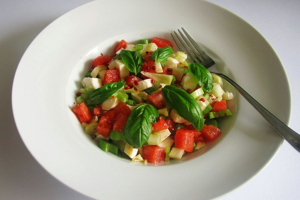 Melonensalat mit Mozzarella und Staudensellerie