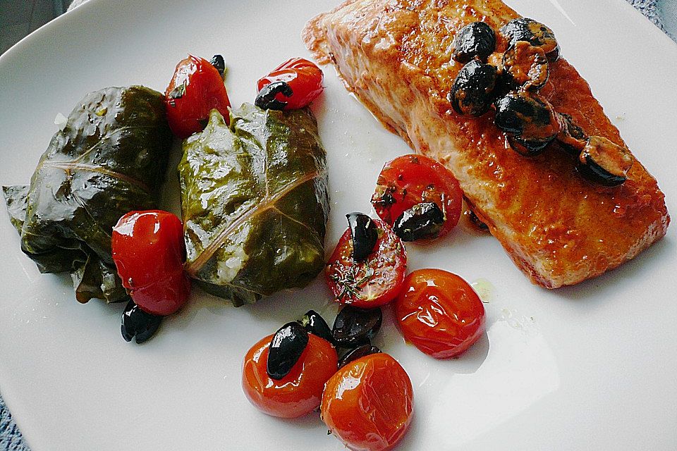 Lachs mit Oliven - Tomatensauce und gebackenen Tomaten